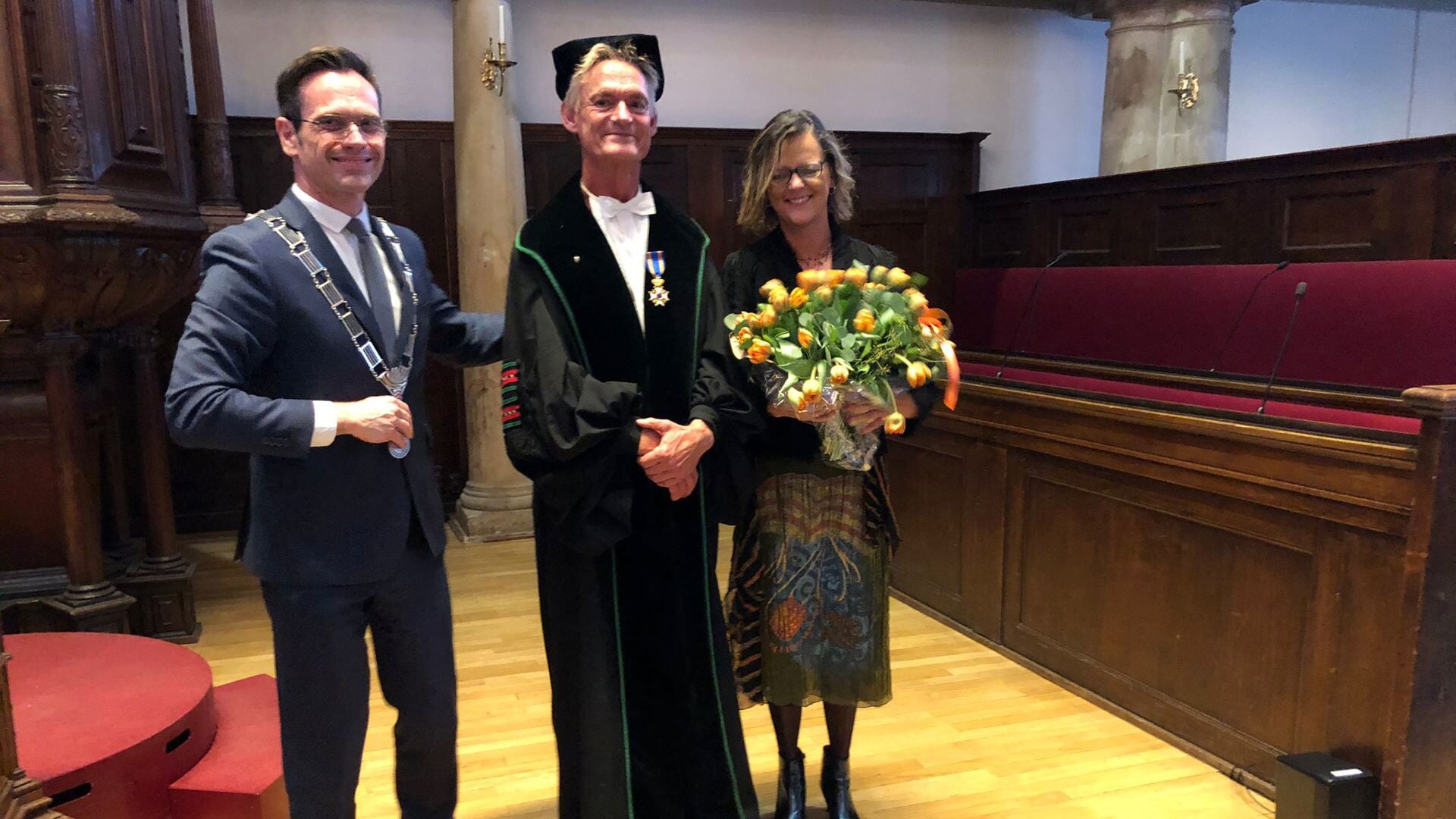 Burgemeester Sjoerd Potters reikte aan Prof. dr. Ad de Jongh de Koninklijke Onderscheiding Ridder in de Orde van de Nederlandse Leeuw uit. (foto gem. De Bilt)