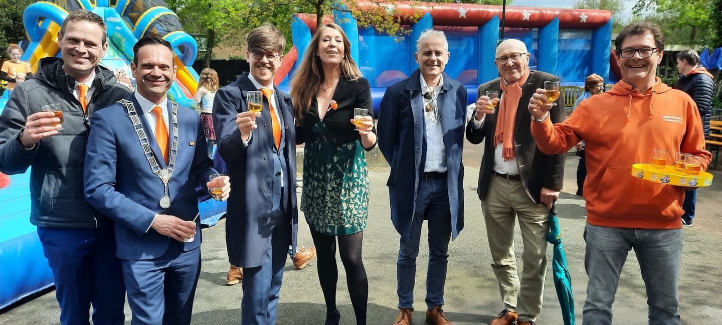 Hollandsche Rading - Een deel van het college van Burgemeester en Wethouders brengt met Thijs van der Wel en Michiel Akkerman een toast uit op de Koning. 