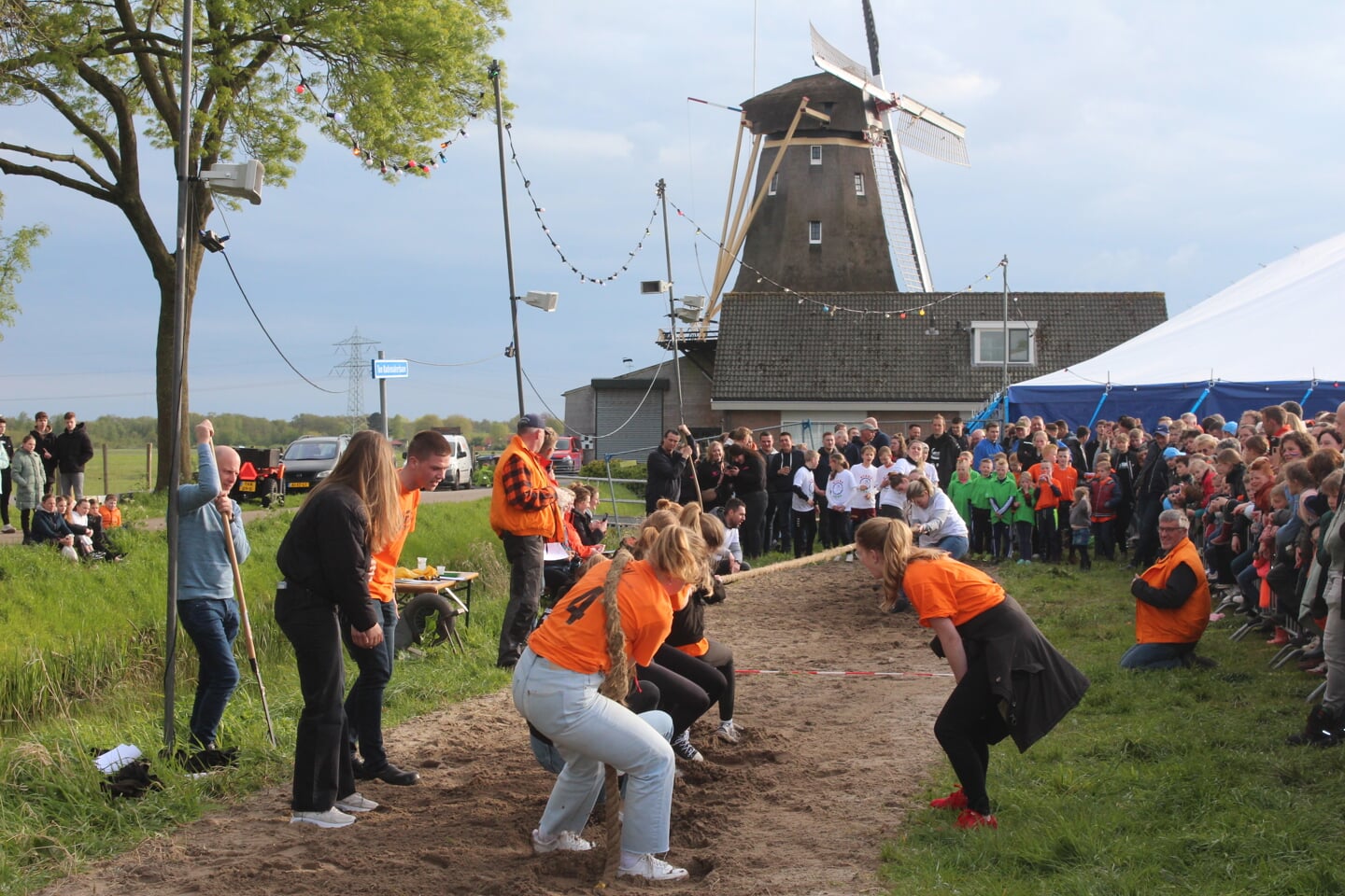 Westbroek - Naast de Polderloop was er vrijdagavond nog het spektakel van de touwtrekwedstrijden bij het Oranjefeest in Westbroek.