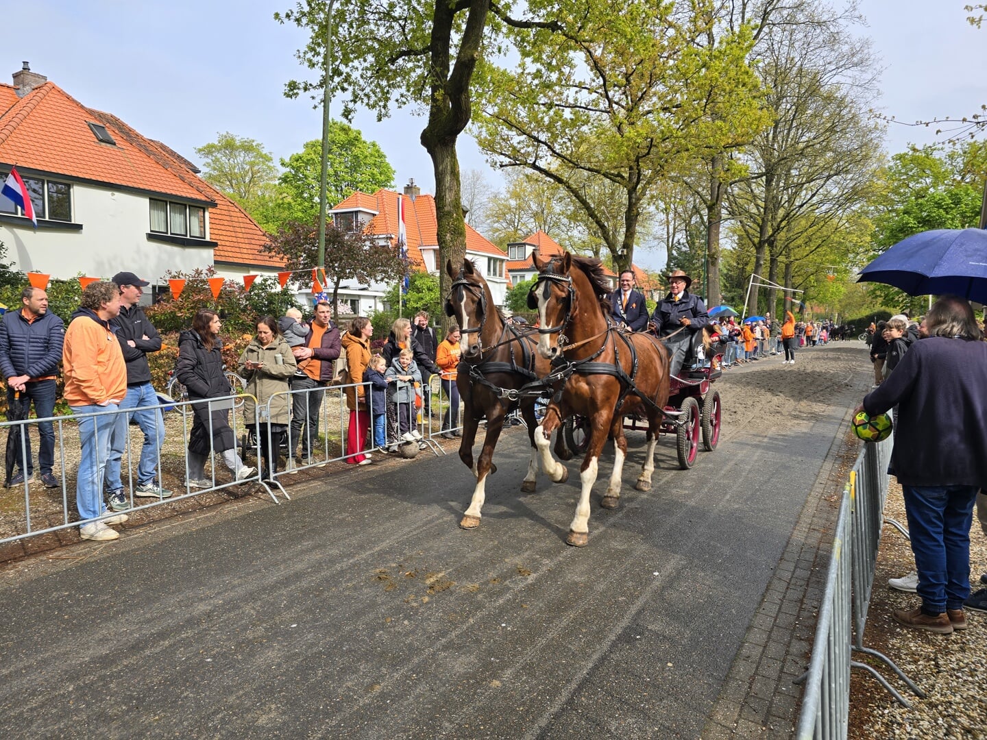Groenekan - Burgemeester Sjoerd Potters rijdt een rondje mee op een Landauer. 