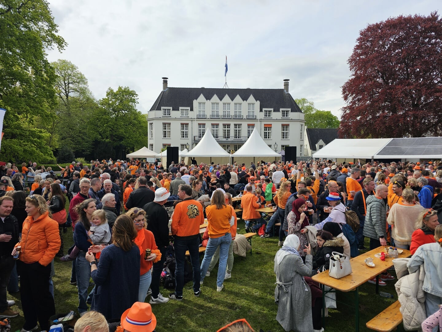 Koningsdag in De Bilt: oranje en ‘wit’. 