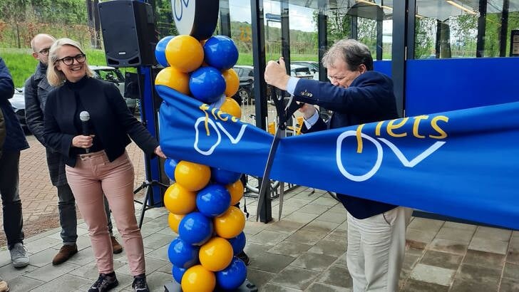 Wethouder Pim van de Veerdonk opent m.b.v. een reuzenschaar het nieuwe fietspaviljoen in Hollandsche Rading.