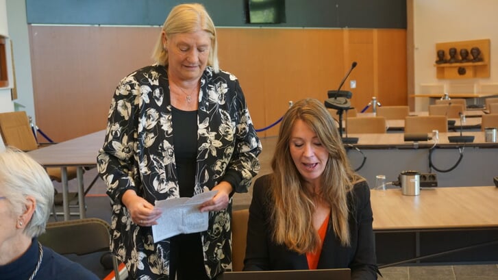 Annemarie Rima, één van medewerkers van de vereniging, kijkt toe bij het verrichten van de openingshandeling door de wethouder. (foto Frans Poot)