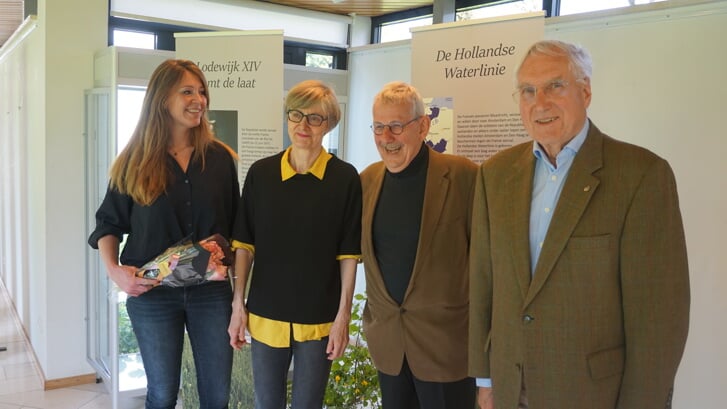 V.l.n.r. Wethouder Anne Marie ’t Hart, Veroniek Clerx, Anne Doedens en Arie-Jan Ditewig (voorzitter Online Museum). (foto Frans Poot)
