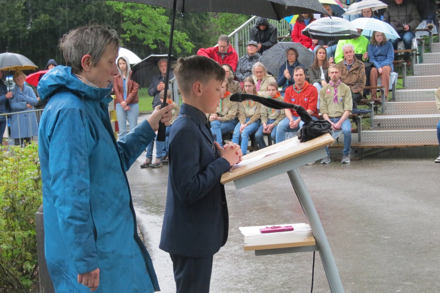 Kinderburgemeester Floris Janssen houdt een toespraak en leest een gedicht voor.