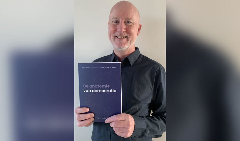 Otto de Loor wil mensen met zijn boek bewuster maken van democratie.