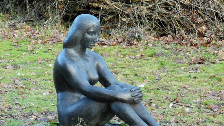 Sinds 1960 zit in de tuin van Huize Voordaan aan de Groenekanseweg het beeld Meisje van Charles Weddepohl.