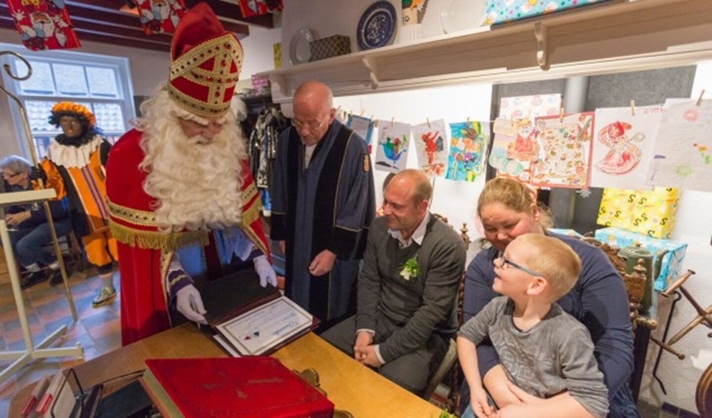 Sinterklaas. de BABS en het echtpaar Vroegh kort voor de ondertekening van de hernieuwde trouwgeloften.