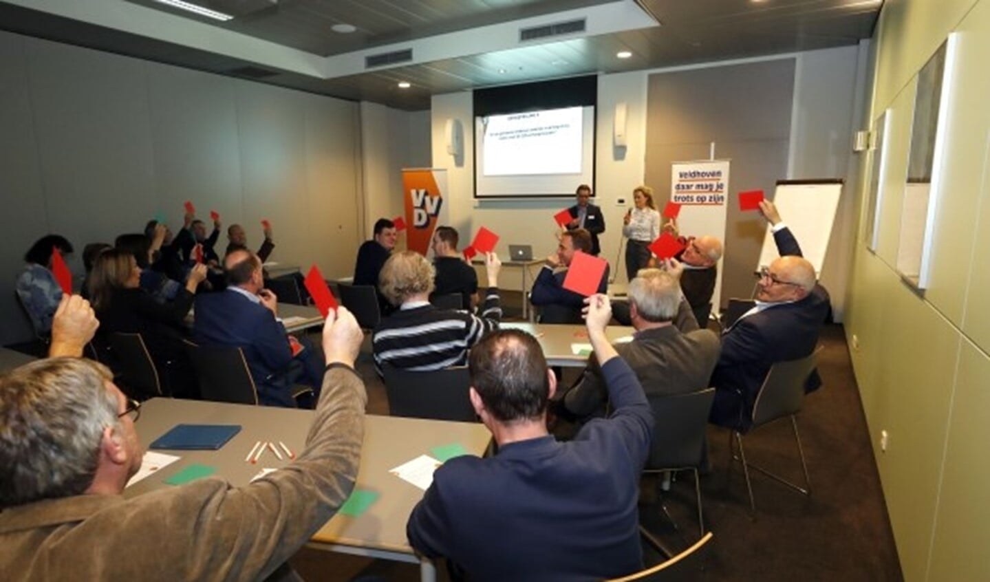 Discussie over allerlei onderwerpen tijdens bijeenkomst van VVD Veldhoven. FOTO: Bert Jansen.