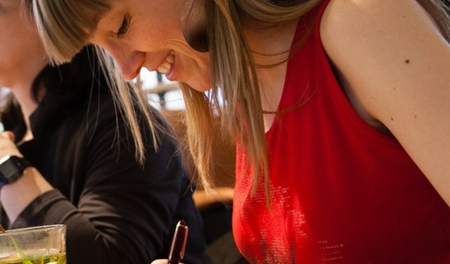 De huidige stadsdichter, Nienke Esther Grooten, draagt donderdag het stokje over aan de nieuwe stadsdichter voor de komende twee jaar.