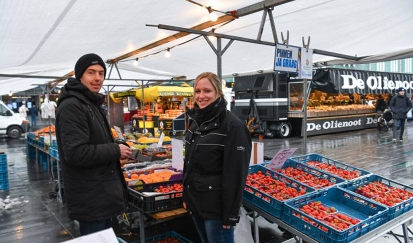 Marktmeester Anne-Marie Boeren in gesprek met een koopman op de dinsdagmarkt in het centrum van Eindhoven. Foto: Bert Jansen