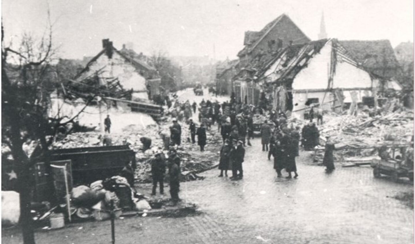 Een verdwaalde V-1 verwoest een gedeelte van de Kruisstraat en de Gildelaan op 16 december 1944. Beeldcollectie RHCe