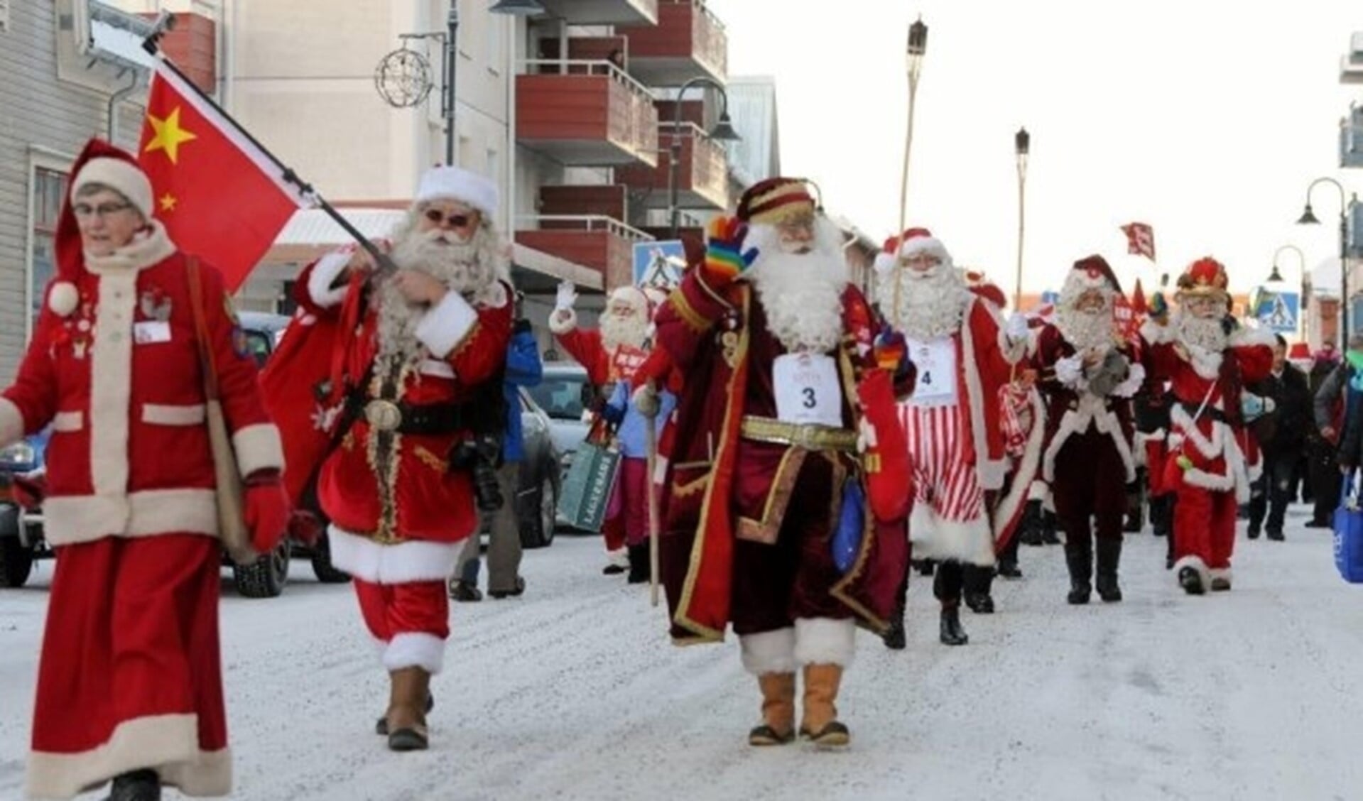 Kerstmannen uit alle hoeken van de wereld komen ieder jaar samen in het Zweedse gedeelte van Lapland. Derde van links, op de achtergrond, is Stefan Veroude uit Netersel. Hij won de wedstrijd drie keer.