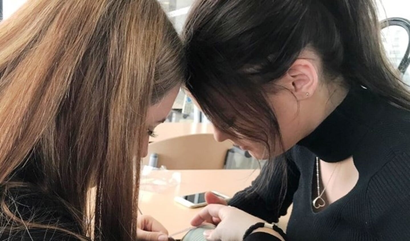 Studenten van het Summa College Uiterlijke Verzorging en Optiek zijn al weken druk doende met onder meer het versieren van blikken.