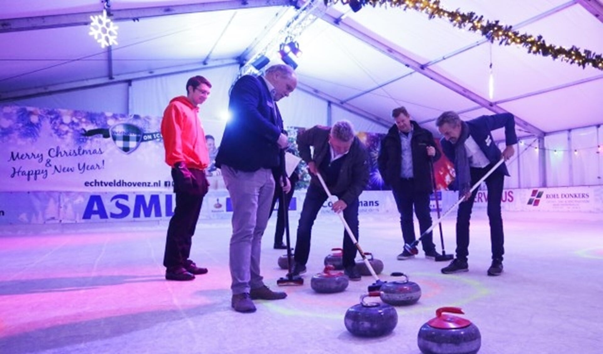 Op de ijsbaan van Echt Veldhovenz zijn elke dag leuke activiteiten, zoals het curlen door de leden van Veldhovens Ondernemers Contact. FOTO: Jurgen van Hoof. 
