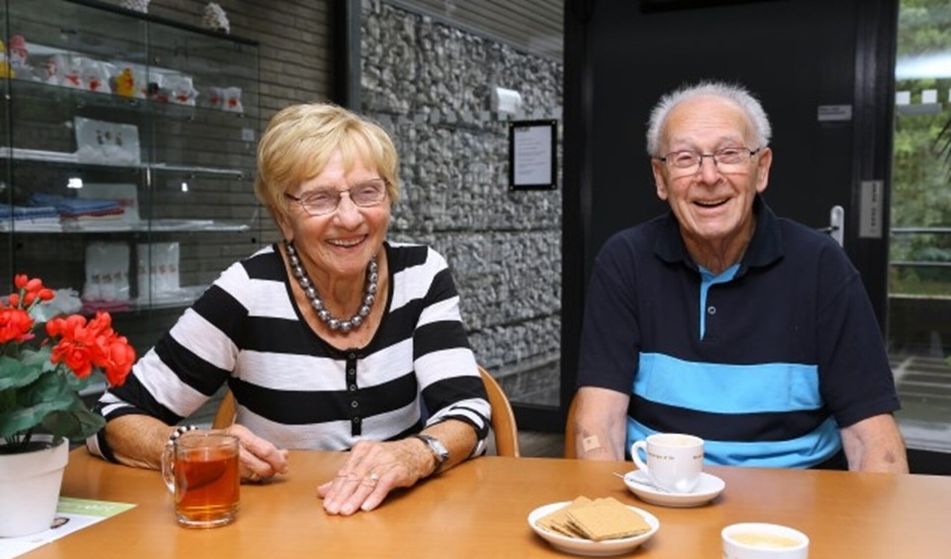 Rie van de Bergh en Jack de Waard zijn rond de 90 jaar en behoren tot de inspirerende vrijwilligers van SWOVE. FOTO: Picasa.