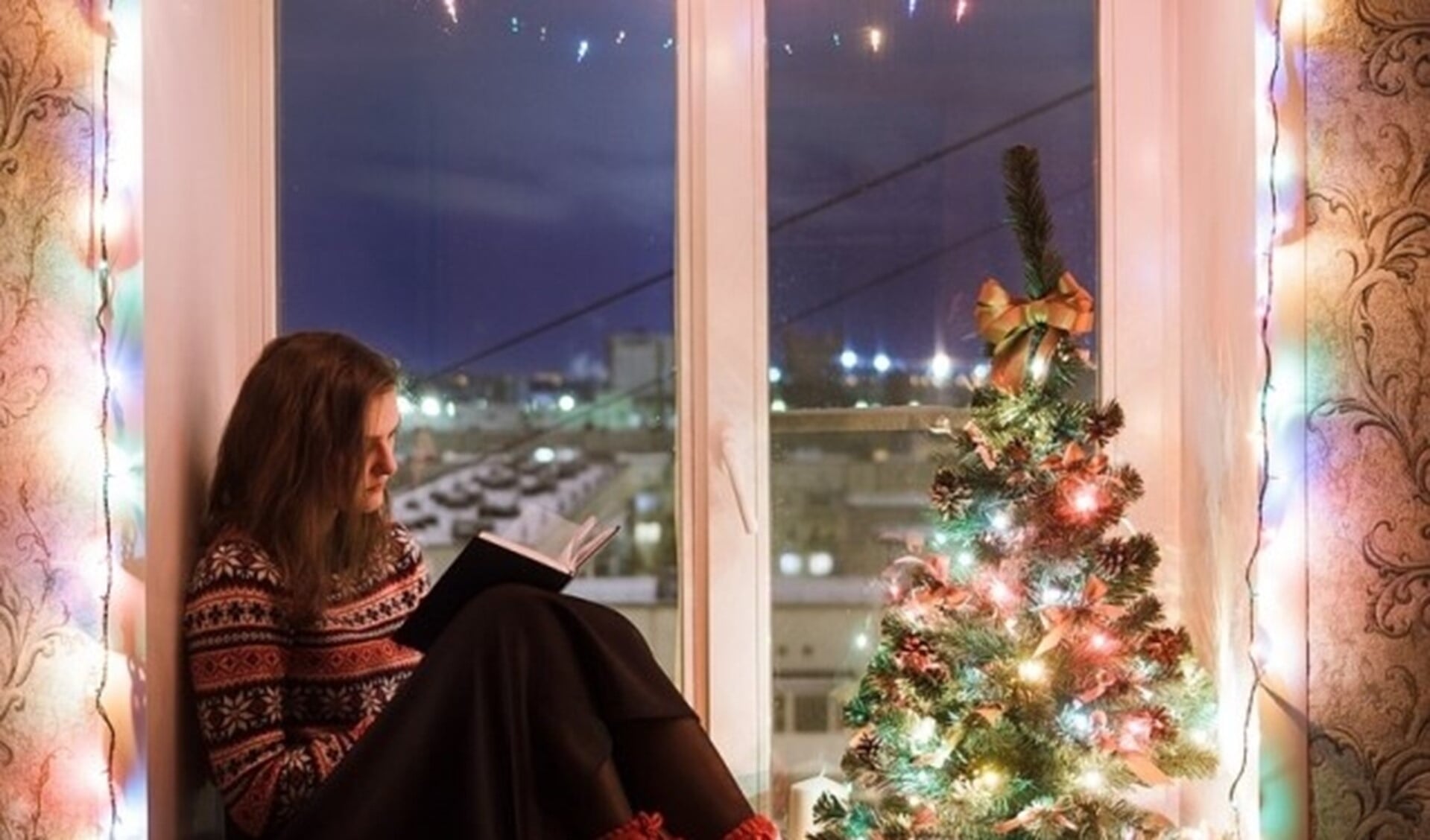 De kunstkerstboom is nauwelijks te onderscheiden van een echte kerstboom. FOTO: PixaBay.