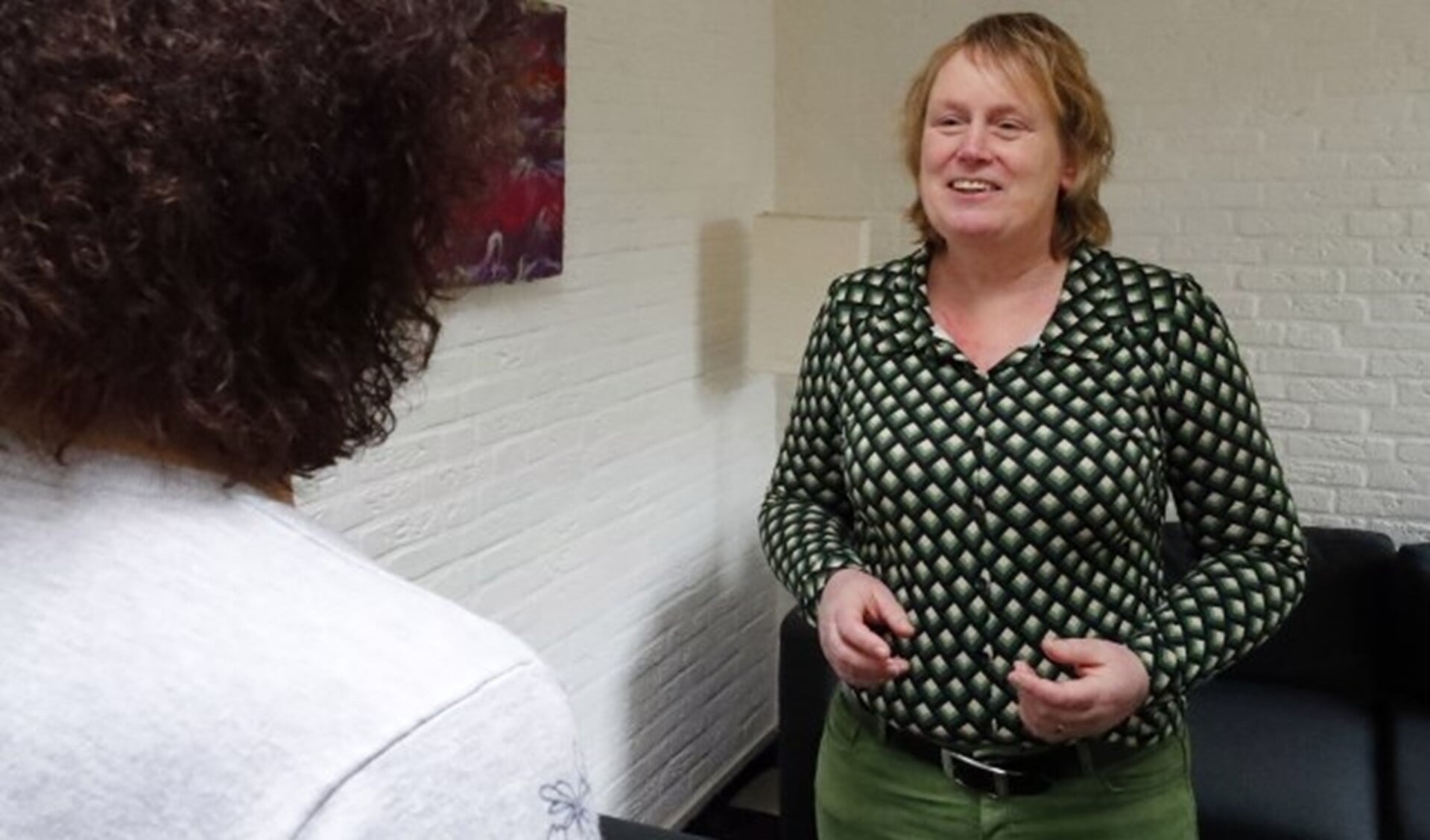 Angstthearpeute Carolijn (r.) van Gorkum in gesprek met correspondent Tonnie Wesseling van het Veldhovens Weekblad. FOTO: Bert Jansen.  
