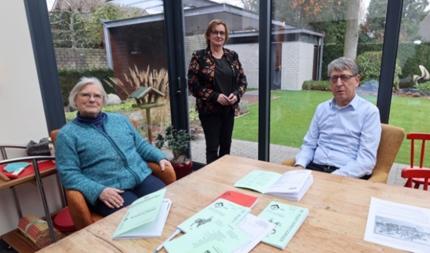 De bestuursleden van KBO Zeelst: Mieke van Lisdonk (staand), Corry Coolegem en Leo Loijen. FOTO: Bert Jansen. 