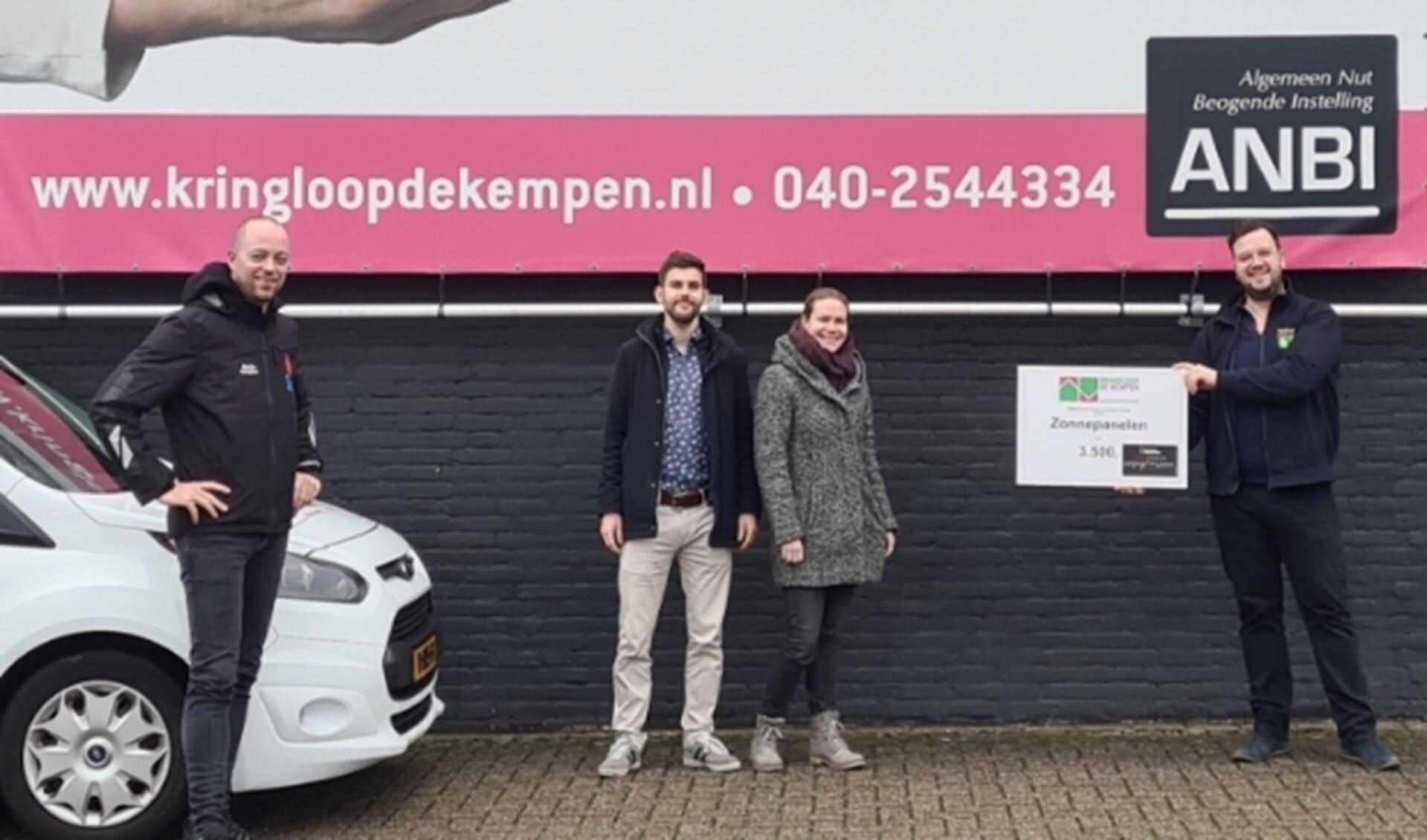 Elske van de Ven en Ivo Hallegraeff (midden) krijgen de prijs uit handen van Tom Dietvorst van Kringloop de Kempen Waalre (rechts) en Martijn Verspeek van Installatiebedrijf Verspeek (links). FOTO: Wereldwinkel.