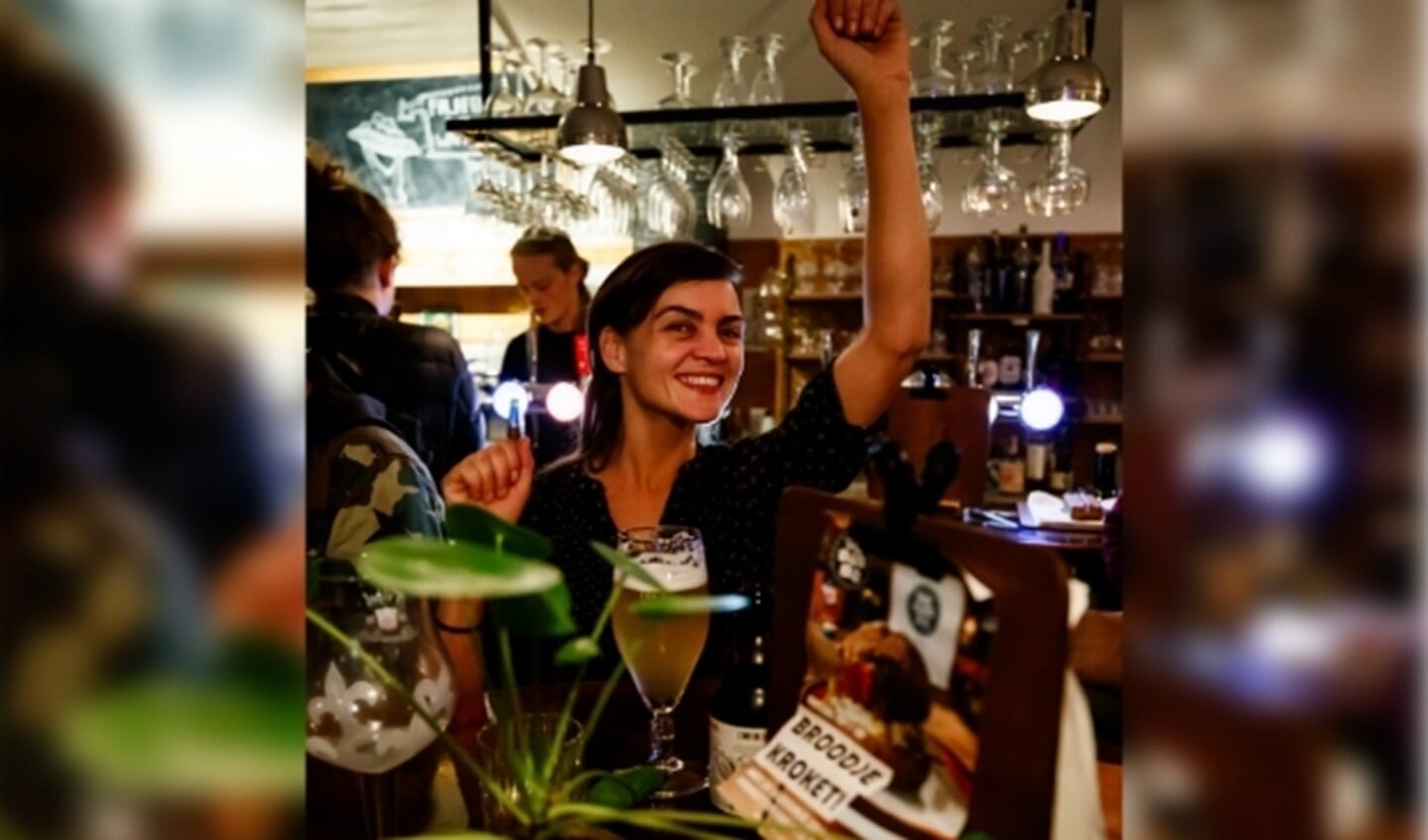 De Eindhovense Linzi Lemmens (36), geboren in Aarle-Rixtel, in haar restaurant. (Foto: Patrick Spruytenburg).