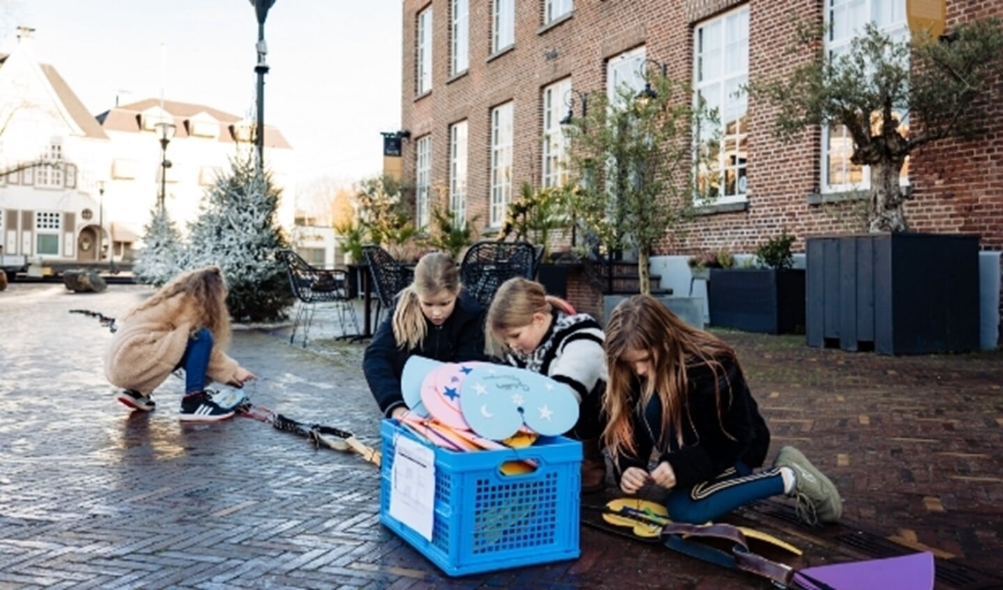 Kinderen van basisschool Sint Jozef steken wel heel letterlijk een hart onder de riem. (Foto: Linda Berretty Fotografie).