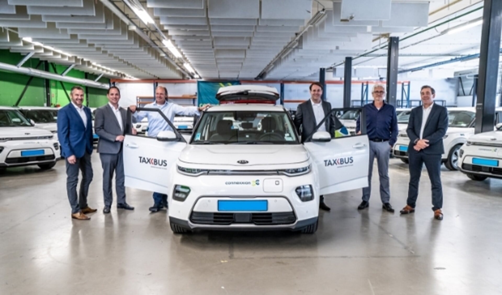 De Kia E-Soul doet dienst als Taxbus in Eindhoven. De 36 elektrische auto's zijn geleverd door Content Autogroep. (foto: Bart van Leersum)