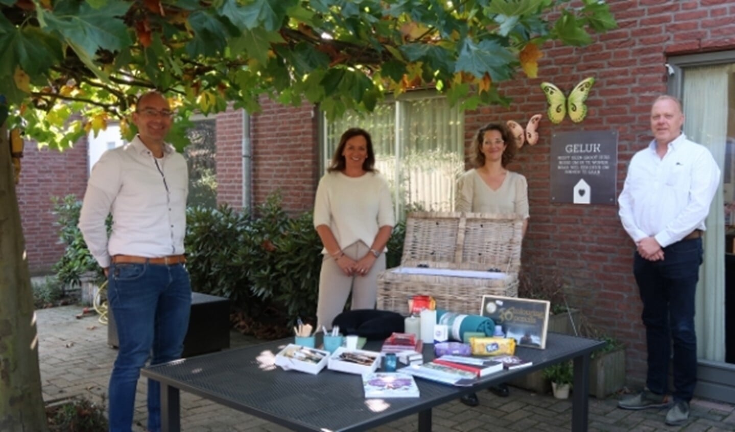 Thijs van den Biggelaar en Barbara Kolen, Van der Stappen uitvaartverzorging en Jannie van den Biggelaar en Eric van der Palen, zorgorganisatie Severinus.