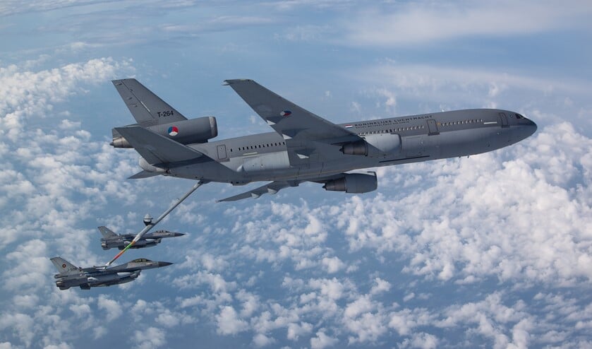 Een KDC-10 tankt een F-16 in de lucht.