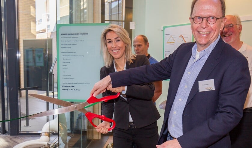 Wethouder Vivianne van Wieren en Ton Knaapen, voorzitter van Veldhoven Duurzaam tijdens de officiële opening van informatiecentrum.