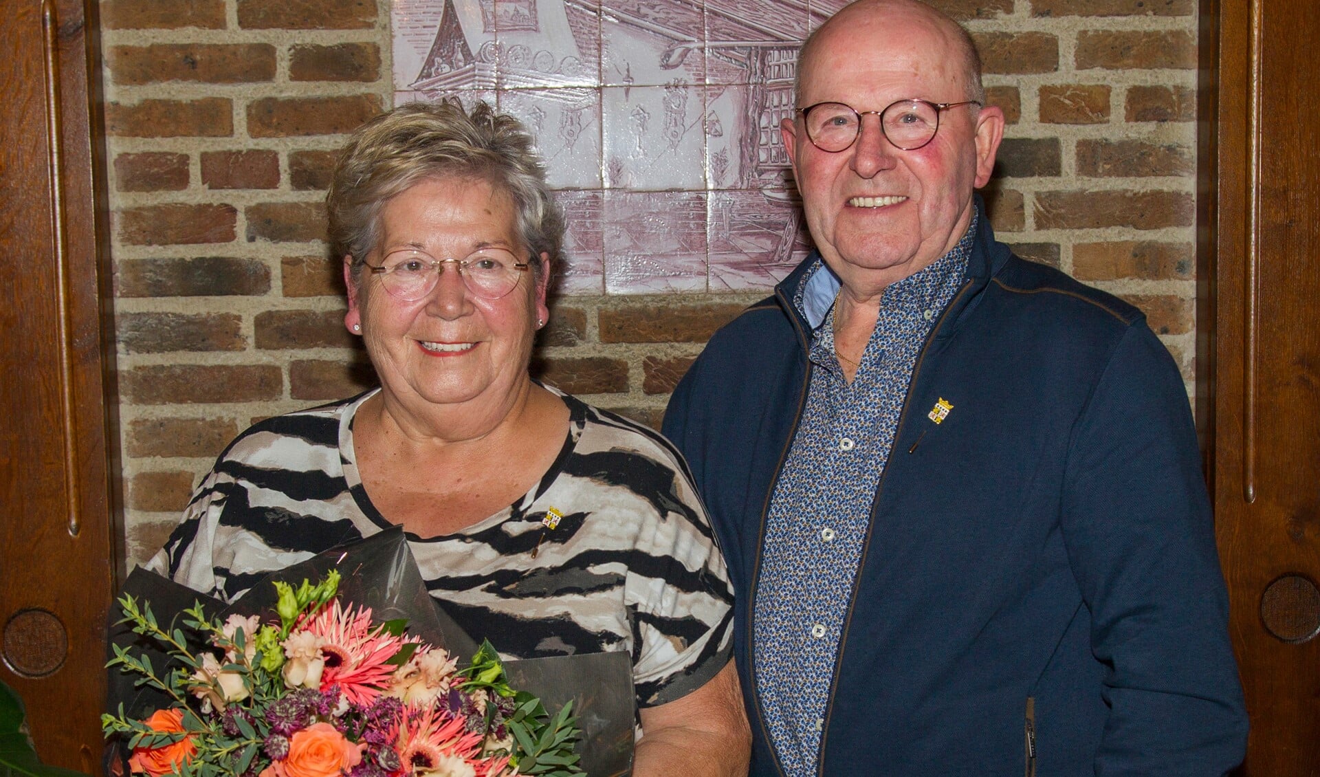 Het echtpaar Andre (78) en Annemie (76) Luijten heeft de gemeentelijke erespeld gekregen. Foto: Martily Media.