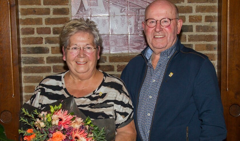 Het echtpaar Andre (78) en Annemie (76) Luijten heeft de gemeentelijke erespeld gekregen. Foto: Martily Media.