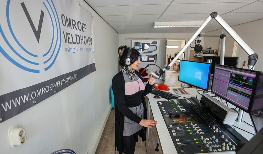 Een uitzending van Omroep Veldhoven met Arwanie Eckenbach. FOTO: Bert JAnsen.