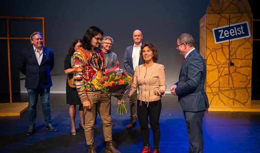 Uitreiking Veldhovense Cultuurprijs 2021 door wethouder Hans van de Looij aan Nelleke den Braber. FOTO:: Frans Claassen.
