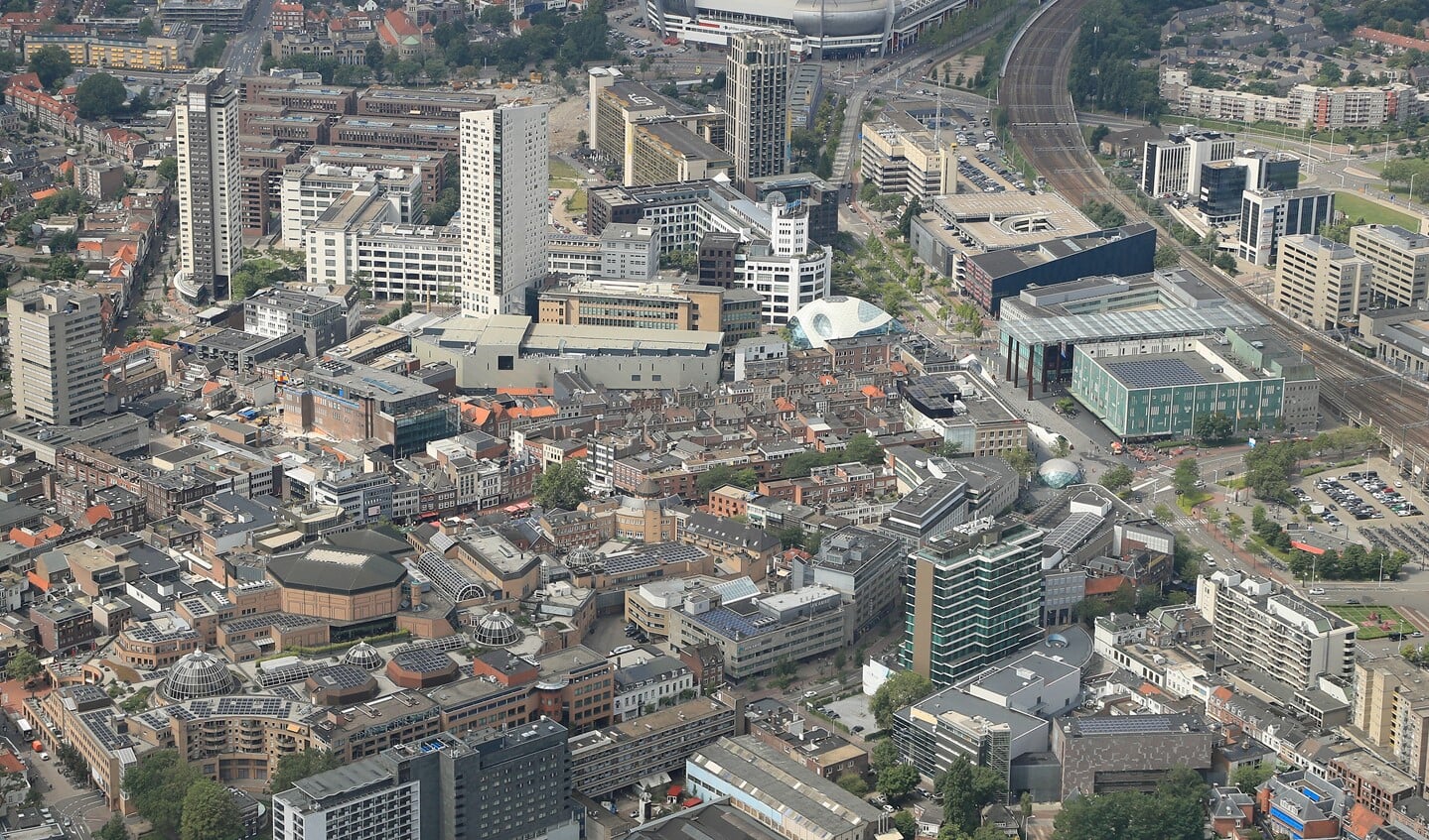 Plaatje van het centrum van Eindhoven vanuit de lucht bekeken, met bovenaan in het midden het Philips Stadion. FOTO: Ronald Otter.