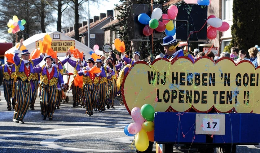 De Rommelgatse optocht in 2011. Veldhovense verenigingen trekken op zondagmiddag door de straten. FOTO: Erfgoedhuis.