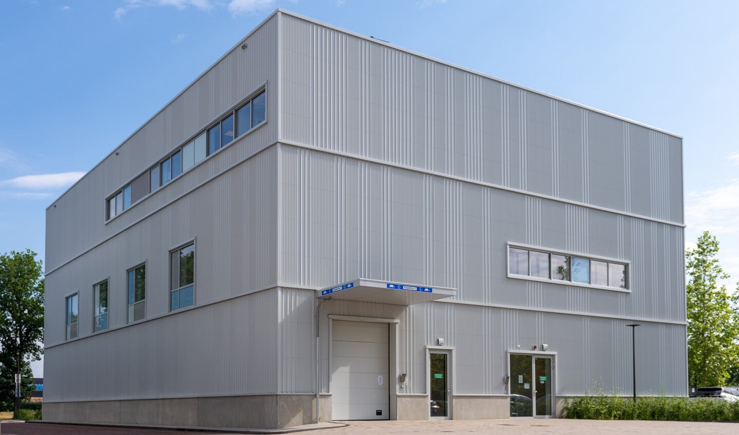 Het nieuwe ‘state of the art’ gebouw bestaat uit drie verdiepingen en is volledig gericht op de productie van geneesmiddelen.