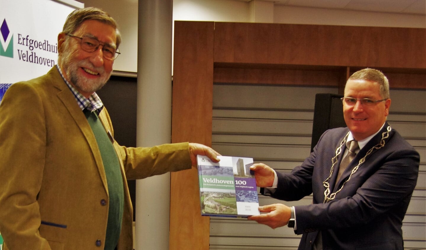 Burgemeester Delhez neemt het boek in ontvangst. FOTO: Rudy Snel