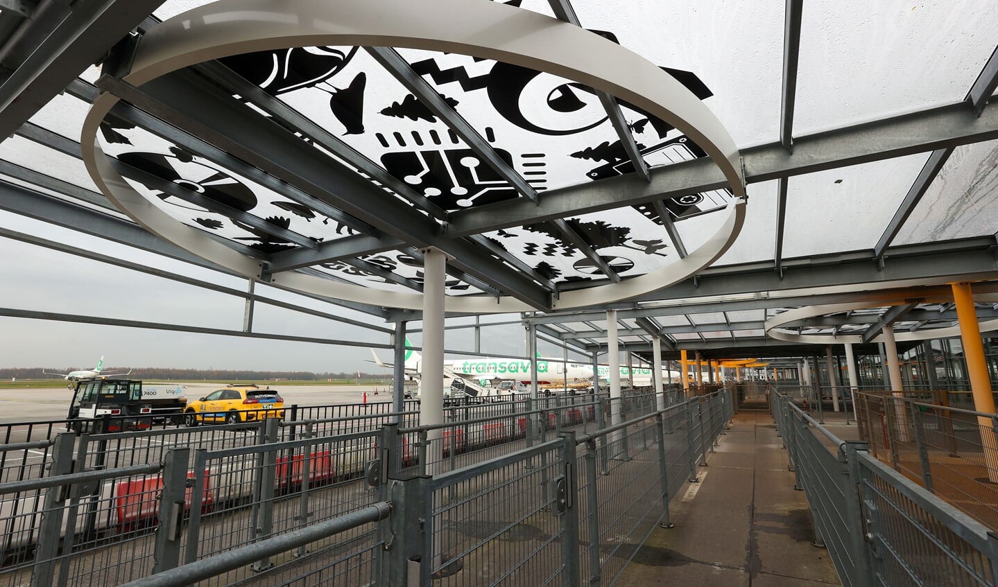 Detail van de nieuwe overkapping van de looproute van Eindhoven Airport. FOTO: Bert Jansen.