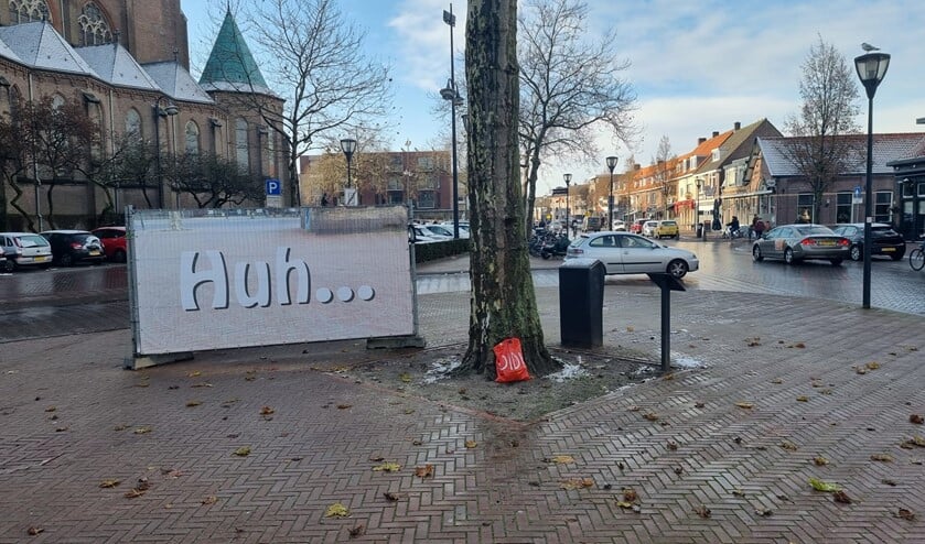 Borden met een raadselachtige boodschap op het Sint Trudoplein.