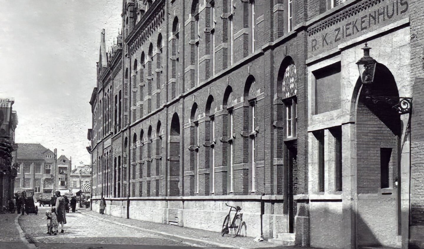 De ingang van het ziekenhuis aan de Jan van Lieshoutstraat.