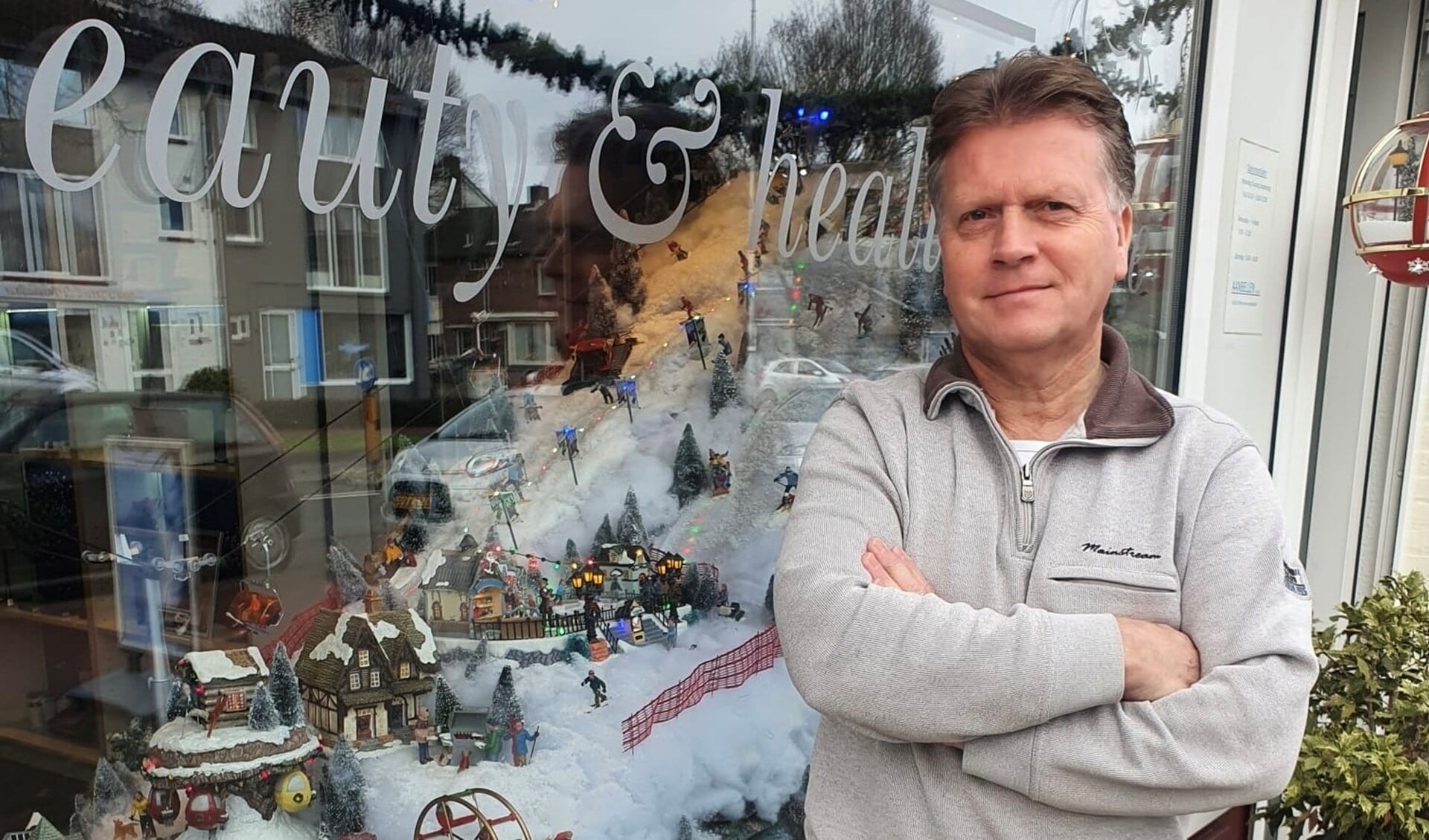Theo Hendriks bouwt hij al 28 jaar een kerstdorp in de etalage van de zaak om gezelligheid en sfeer te creéren tijdens de wintermaanden. FOTO: Familie.