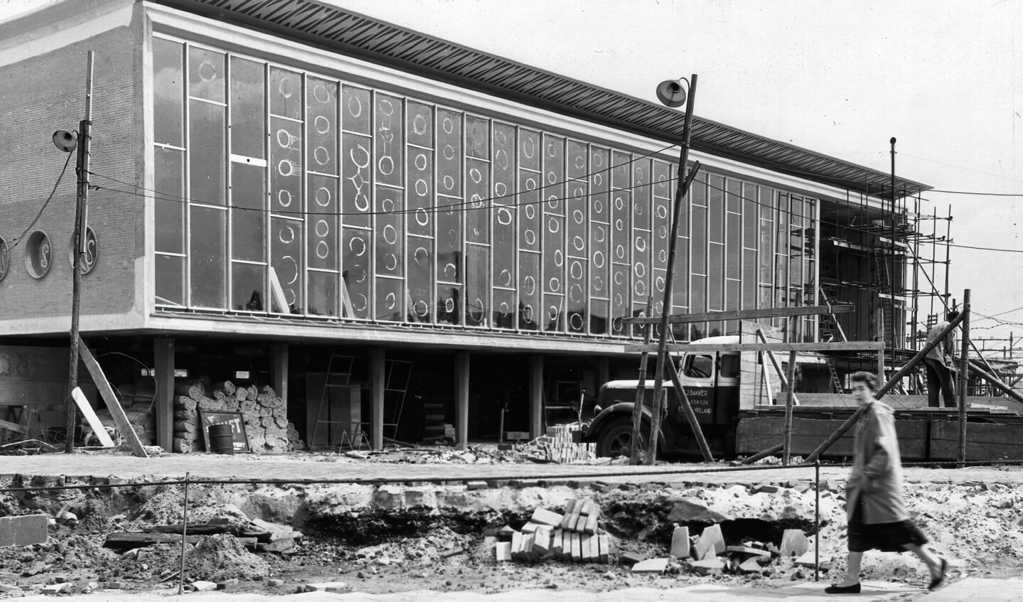 De bouw van het huidige station van Eindhoven in 1956.