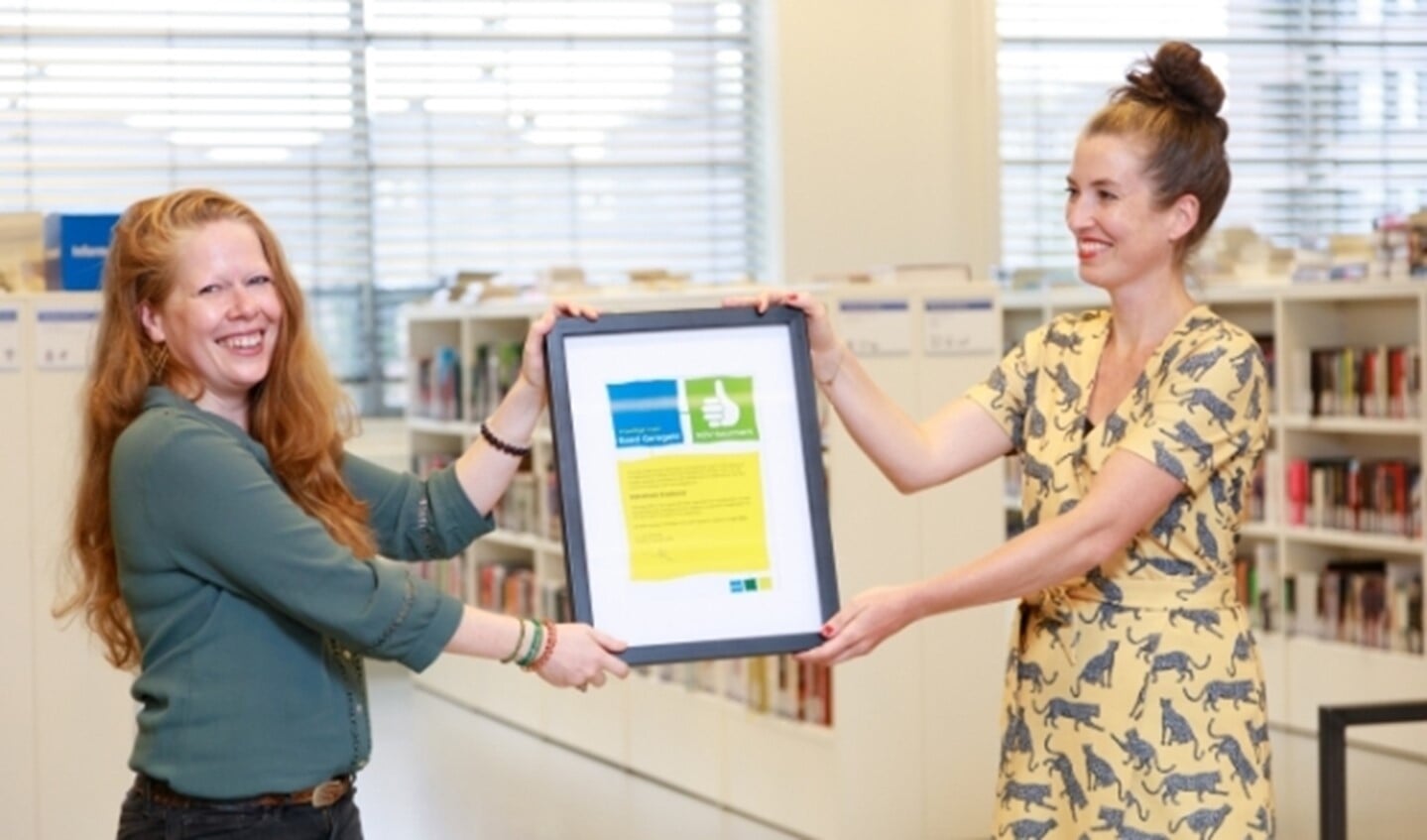 Els Koopman (rechts) krijgt het keurmerk Vrijwillige Inzet Goed Geregeld van Diana van den Eijnden van Eindhoven Doet overhandigd.