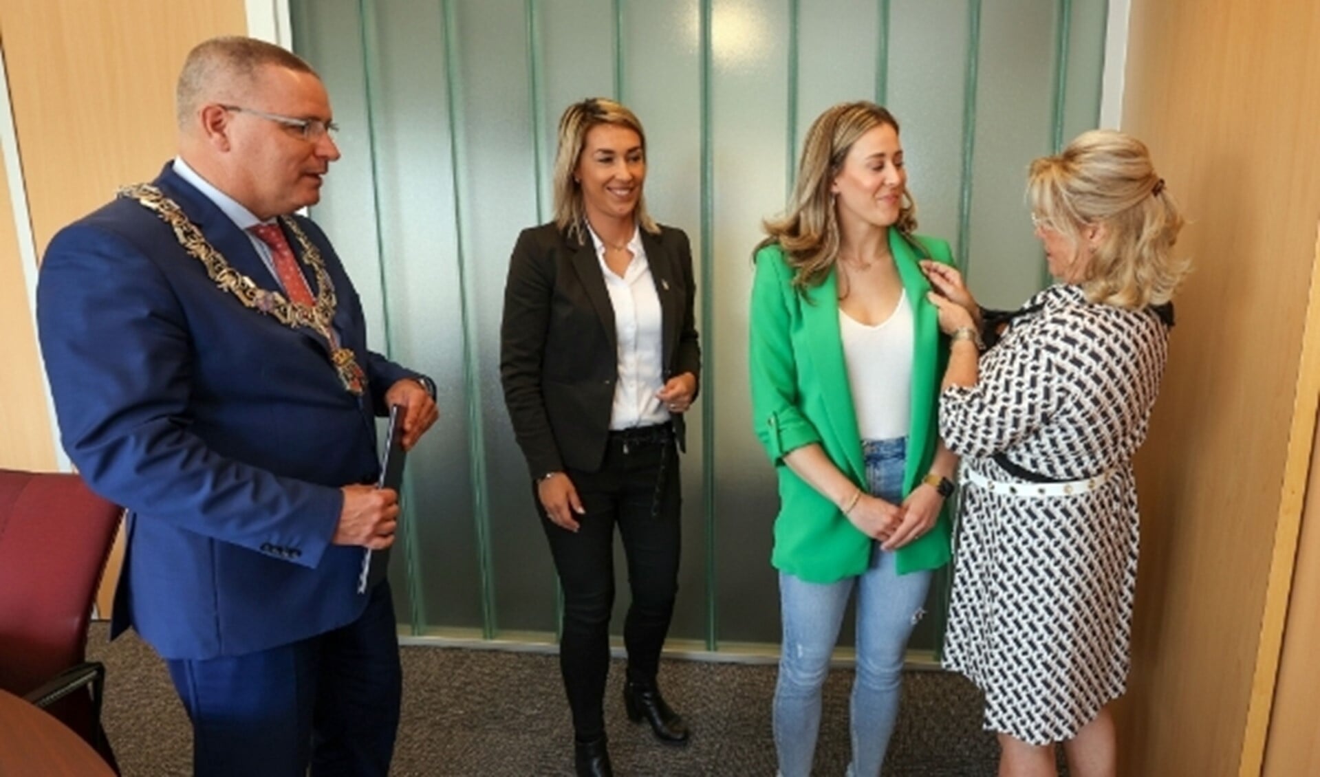 Burgervader Delhez en wethouder Vivianne van Wieren met schoonspringster Inge Jansen. 
