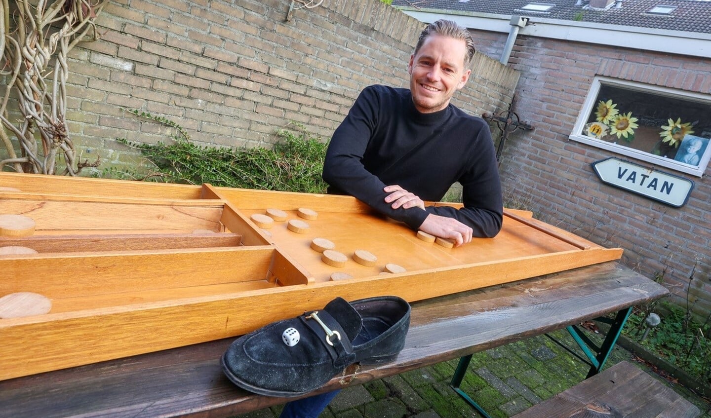 Sjoelen, dobbelstenen in een schoen gooien. Vito van Erp heeft zich grondig voorbereid op het programma De Alleskunner. FOTO: Bert Jansen.