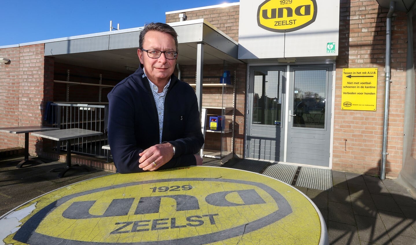 Ron Dillen is de nieuwe voorzitter van Voetbalvereniging UNA. Hij wil een club die er weer 100 jaar tegenaan kan! TEKST: Hannie Bettgens - FOTO: Bert Jansen.