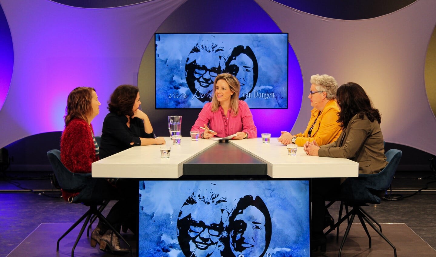CDA-lijsttrekker Marionne van Dongen-de Kruijf en GBV-lijsttrekker Mariënne van Dongen-Lamers starten een 6-delige talkshow over politieke kwesties in Veldhoven. FOTO: De Schalm.