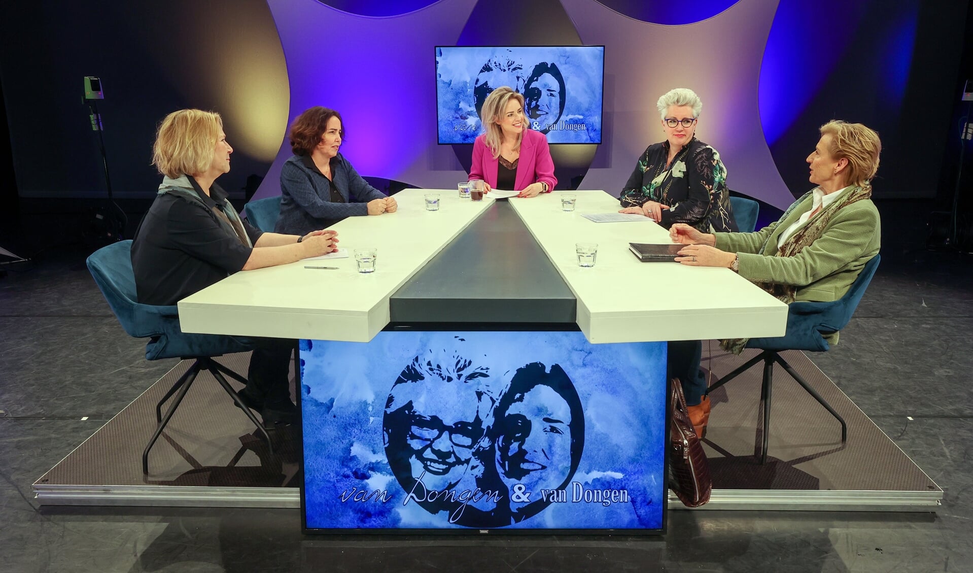 Marionne en Mariënne van Dongen ontvangen verschillende vrouwelijke gasten in hun talkshow met Anne-Marie Fokkens. FOTO: Bert Jansen.