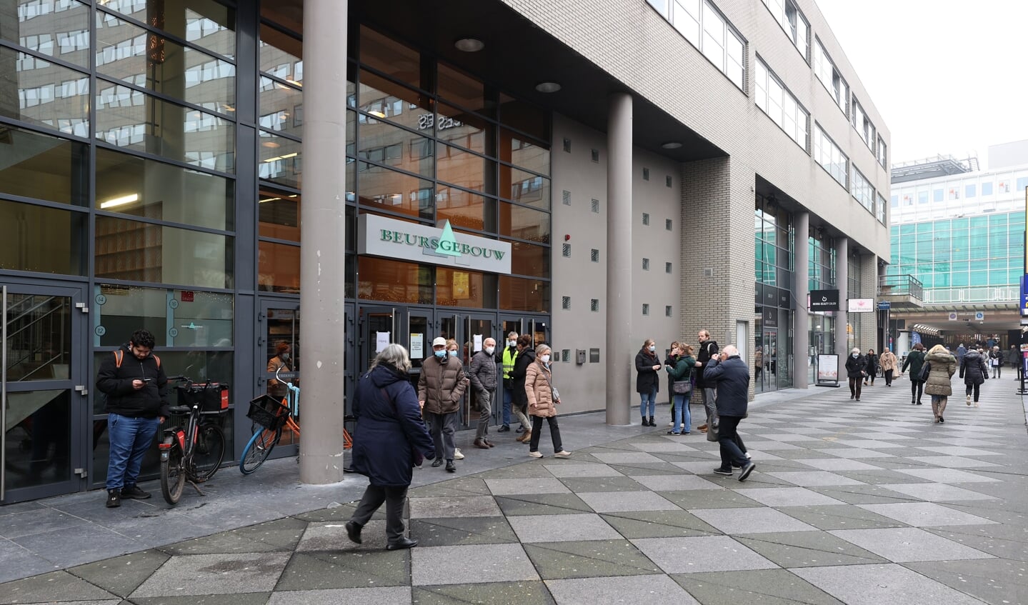 Voor een boosterprik in het Beursgebouw hoeft geen afsrpaak meer worden genaakt. FOTO: Bert Jansen.